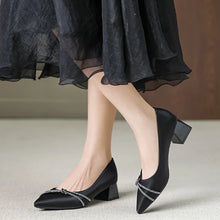 Load image into Gallery viewer, WOMEN DIRNDL PUMPS BLACK
